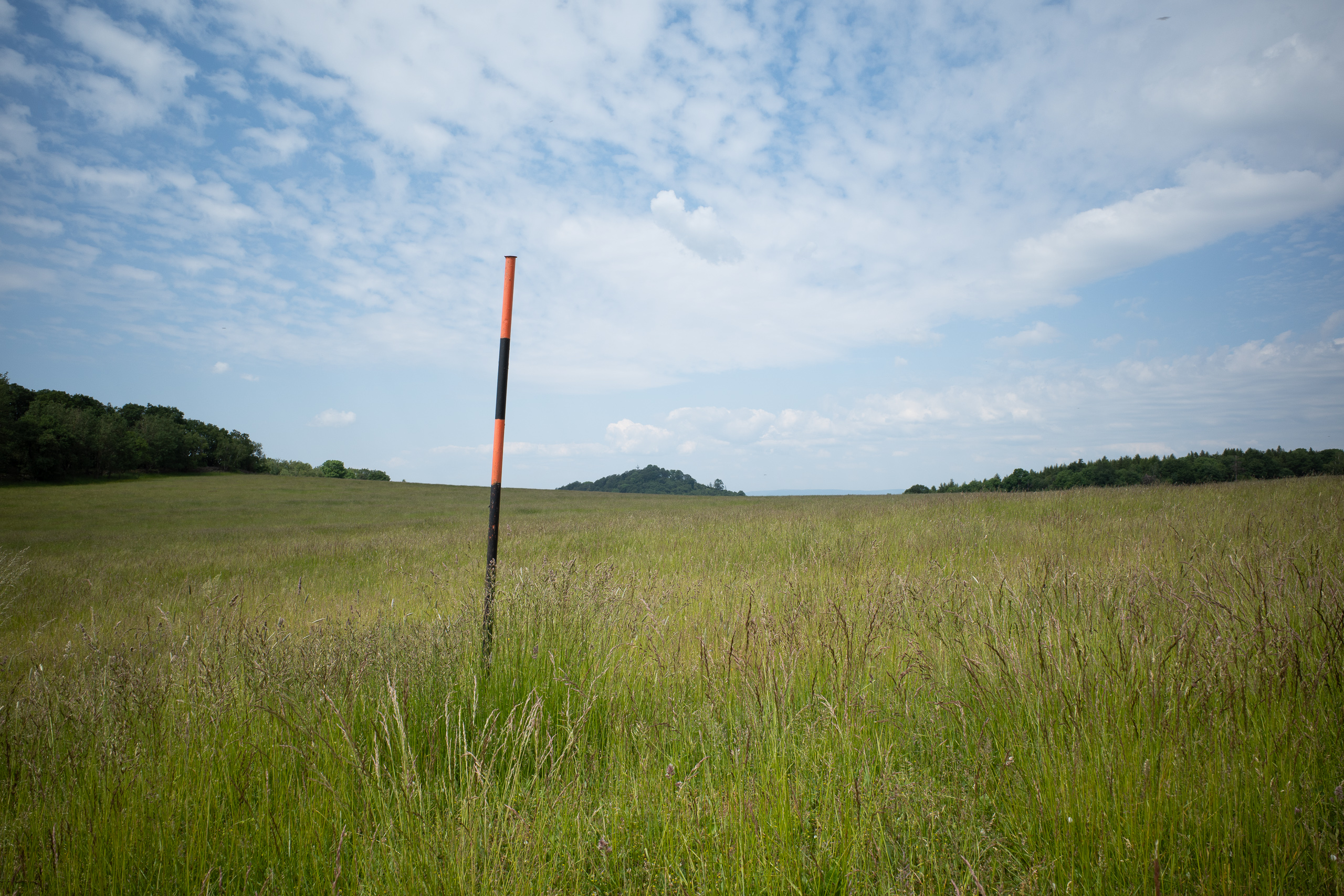 Offene Hochebene mit Wiesen und Feldern